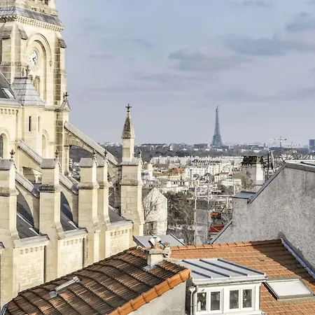 100 M Terrace Parking View Of The Eiffel Tower