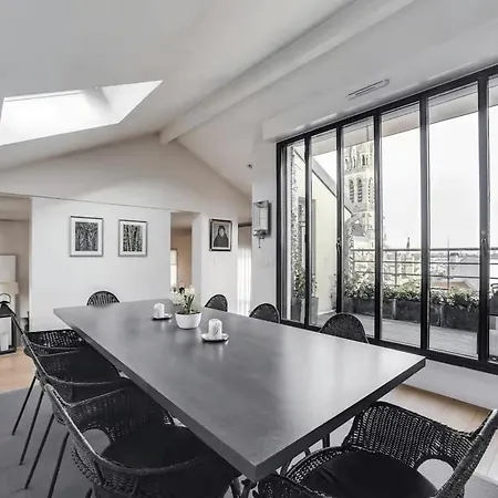 100 M Terrace Parking View Of The Eiffel Tower *